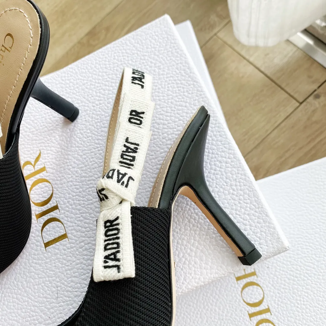 👟👟Ex-factory price 440👟👟 Developed one-to-one from the original version, 👠👠✨ ✨Dior’s popular sandals are new🔥 🔥 The same style as the most popular internet celebrities and celebrities of the year💁 💁. Imported fabric, lining and feet are made of calfskin lining🐑. Original molded heel, heel height 10Cm 6.5cm💘 Original molded metal outsole with five-pointed star LOGO mark✨. Original bow, 💅 Italian leather outsole. 👄💋 Full set of packaging (bags, cards, invoices, one-to-one wrapping paper) 34 40 41 customized